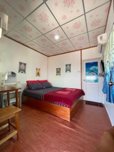 a bedroom with a large bed in a room at Yada homestay in Ban Bu Lu