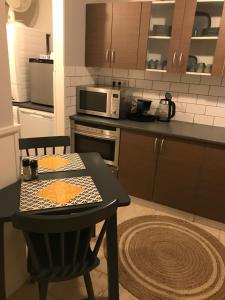 a small kitchen with a table and a microwave at Luxury guesthouse - Eik bij de dijk in Aalst