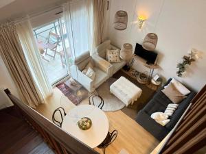 an overhead view of a living room with a couch and a table at Entre Mer et Dunes de Pin in Neufchâtel-Hardelot