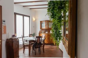 a dining room with a table and some plants at Villa Fenix Seriate in Seriate