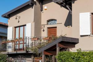 a house with a balcony and a wooden door at Villa Fenix Seriate in Seriate