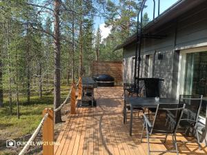 a patio with a grill and a table and chairs at Villa Naava in Lukkarinsaari