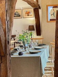 a table with a blue and white checkered table cloth at La source de Vaugadeland in Nazelles
