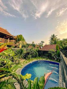 an image of a swimming pool in a garden at Omahe Kancaku in Balong