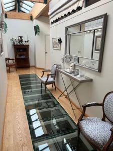 a glass floor in a room with chairs and a table at Vaste chambre proche Toulouse dans Toulousaine 18ème in Bouloc