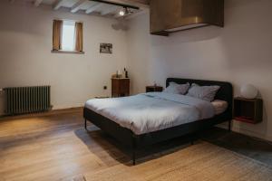 ein Schlafzimmer mit einem Bett in einem Zimmer in der Unterkunft La seiche in Kluisbergen