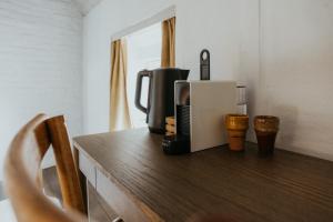 Eine Kaffeemaschine steht auf der Küchentheke. in der Unterkunft La seiche in Kluisbergen