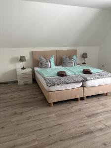 a bedroom with a bed and two lamps on tables at An der Gärtnerei in Dömitz +51 photos