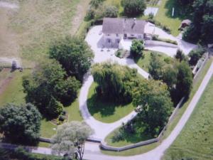 een luchtzicht op een huis met bomen en een oprit bij Clos de la Natouze in Boyer