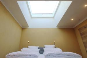a bedroom with two beds with a skylight at Ferienhaus Mond mit Sternenblick in Lochow
