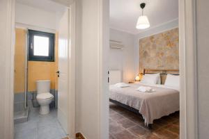 a bedroom with a bed and a bathroom with a toilet at villa Fotini 2 (new) in Syvota
