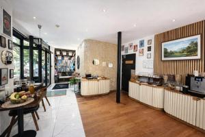 a room with aasteryasteryasteryasteryasteryasteryasteryasteryasteryasteryasteryastery at Hôtel Tilde in Paris