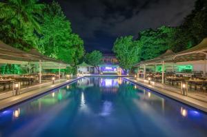 a swimming pool in a resort at night at Enrise by Sayaji Bhopal in Bhopal