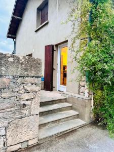 a stairway leading to a door of a house at petit studio de bourgogne in Saint-Albain