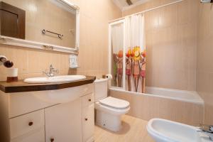 a bathroom with a sink and a toilet and a tub at Chalet adosado en la playa de Torre de la Horadada in Torre de la Horadada +36 photos