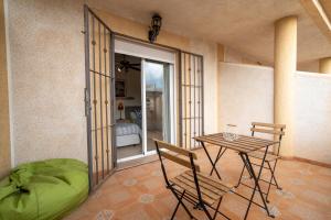 a room with a table and two chairs and a bed at Chalet adosado en la playa de Torre de la Horadada in Torre de la Horadada