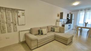 a living room with a couch and a kitchen at Agave in Olmedo