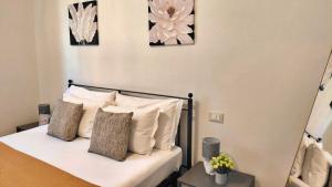 a bedroom with a bed with pillows and a mirror at Agave in Olmedo