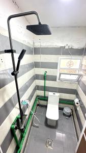 a small bathroom with a toilet in a room at Hawer Inn - wadi bani Khalid in Biḑ‘ah