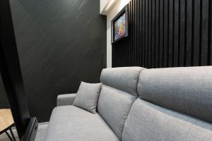 a living room with a couch and a tv at Studio Le Rubis tout inclus petitdéjeuner in Éloyes +7 photos