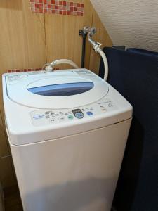a washer and dryer in a room at marusan houseマルさんの家 in Osaka