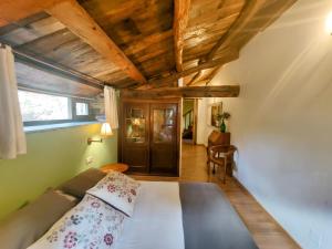 a bedroom with a bed and a wooden ceiling at O Muiño de Pena in O Pino 