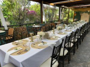 a long table with white tables and chairs at Skema Collections Quito in Quito