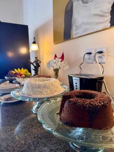 Ein Tisch mit zwei Kuchenstücken auf einer Theke in der Unterkunft Antolina Hotel in Goiás + 23 Fotos