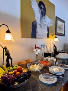 ein Tisch mit einer Menge Essen darauf in der Unterkunft Antolina Hotel in Goiás