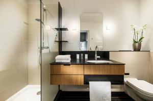 ein Badezimmer mit Waschbecken und Toilette in der Unterkunft Apartment040 in Hamburg