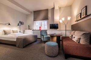 ein Schlafzimmer mit einem Bett, einem Tisch und einer Couch in der Unterkunft Apartment040 in Hamburg