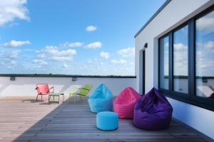 a group of chairs sitting on a deck at sylc. Apartmenthotel – Serviced Apartments in Hamburg