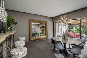 Un comedor con mesa y sillas en Villa Sham, en Seminyak