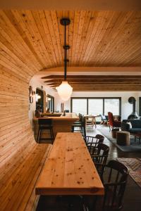 ein Esszimmer mit einem Holztisch und Stühlen in der Unterkunft Eastwind in Windham