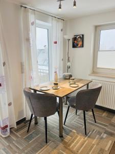 a table and chairs in a room with a window at Lieblingsplatz in Kappeln