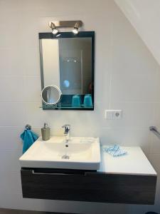 a bathroom with a sink and a mirror at Lieblingsplatz in Kappeln +21 photos