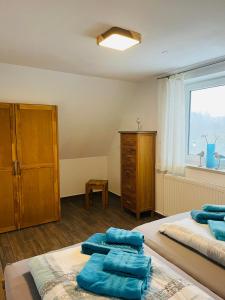 a bedroom with two beds with blue towels on them at Lieblingsplatz in Kappeln