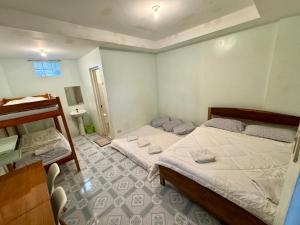 a bedroom with two beds and a piano at Juban Guest House in Pooc