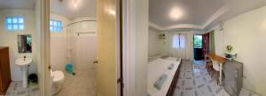 a bathroom with two sinks and a tub and a shower at Juban Guest House in Pooc