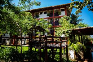 a view of the hotel from the garden at Hotel das Palmeiras in Paracatu