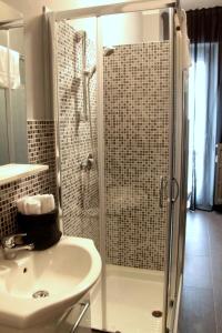 トリノにあるyHome | Barletta Home Apartmentのバスルーム(シャワー、シンク付)