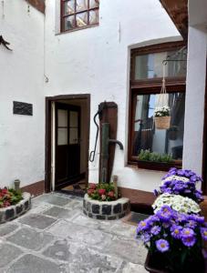 a building with flowers in front of a door at Stadthaus 34 - Check-in 24h in Kevelaer