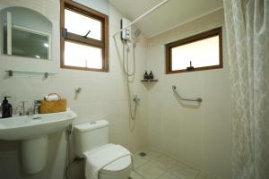 ein Badezimmer mit Toilette, Waschbecken und Dusche in der Unterkunft CASA RELOJ in Alfonso