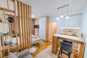 a small room with a desk and a bedroom at Studio H&M in Užice