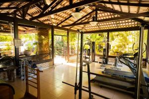 a room with a gym with a treadmill at Hotel das Palmeiras in Paracatu