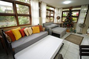 ein Wohnzimmer mit Sofa und Weihnachtsbaum in der Unterkunft CASA RELOJ in Alfonso + 15 Fotos