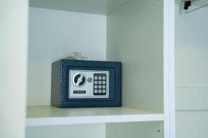 a small radio sitting on a shelf in a room at Studio Vata in Vaţa de Jos