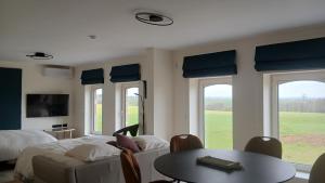 a hotel room with two beds and a table and chairs at Gîte du Coupiat in Walcourt