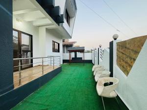 a balcony with green flooring on a building at Shalimar Villa-2 in Jāmb