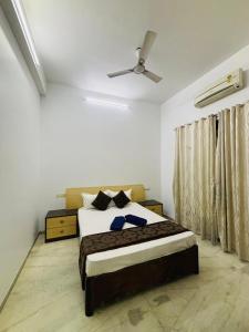 a bedroom with a bed and a ceiling fan at Shalimar Villa-2 in Jāmb